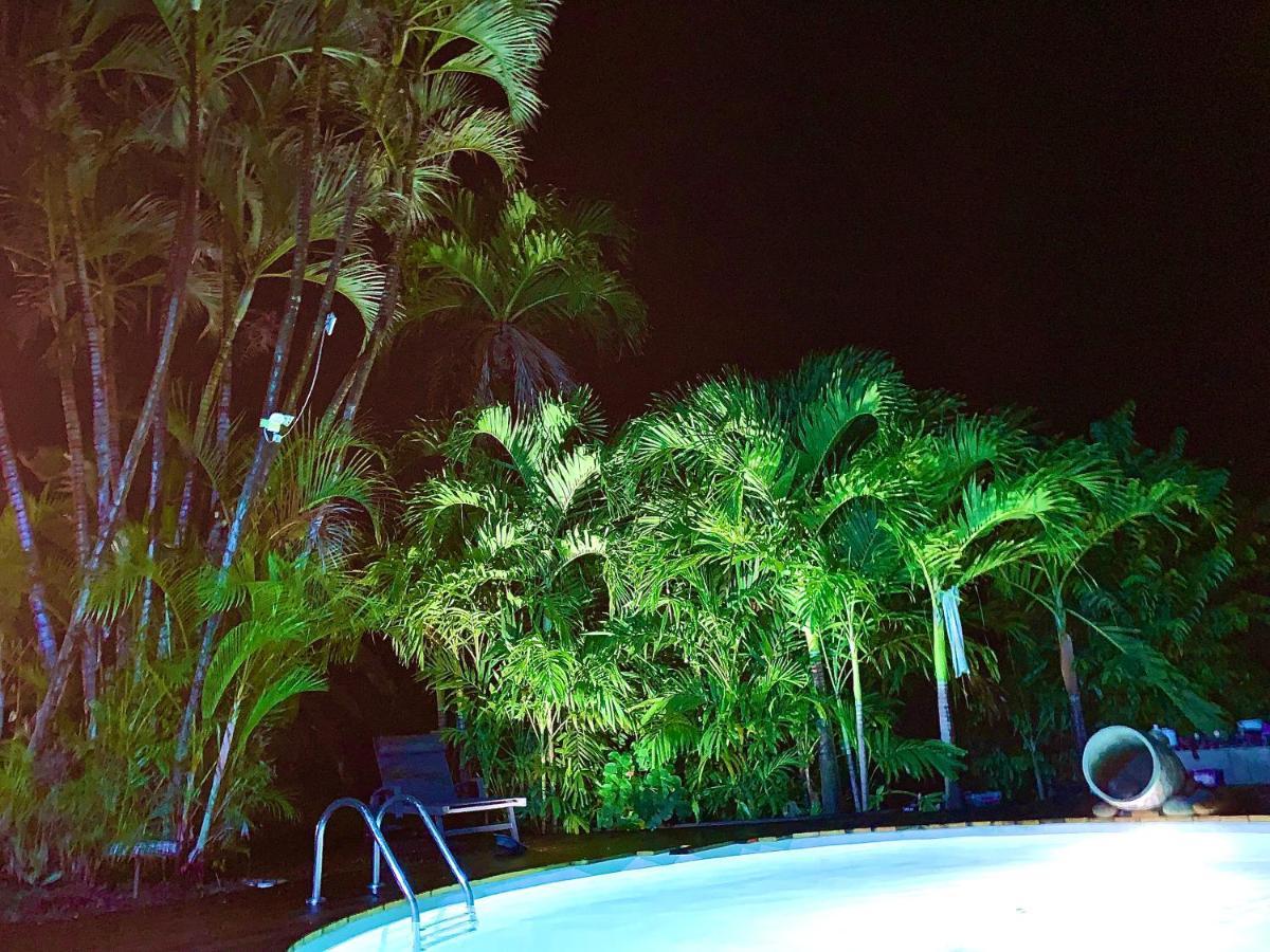 Lodge Pamplemousse Avec Piscine Privative , Dans Parc Calme A 500 M Plage 勒卡尔贝 外观 照片